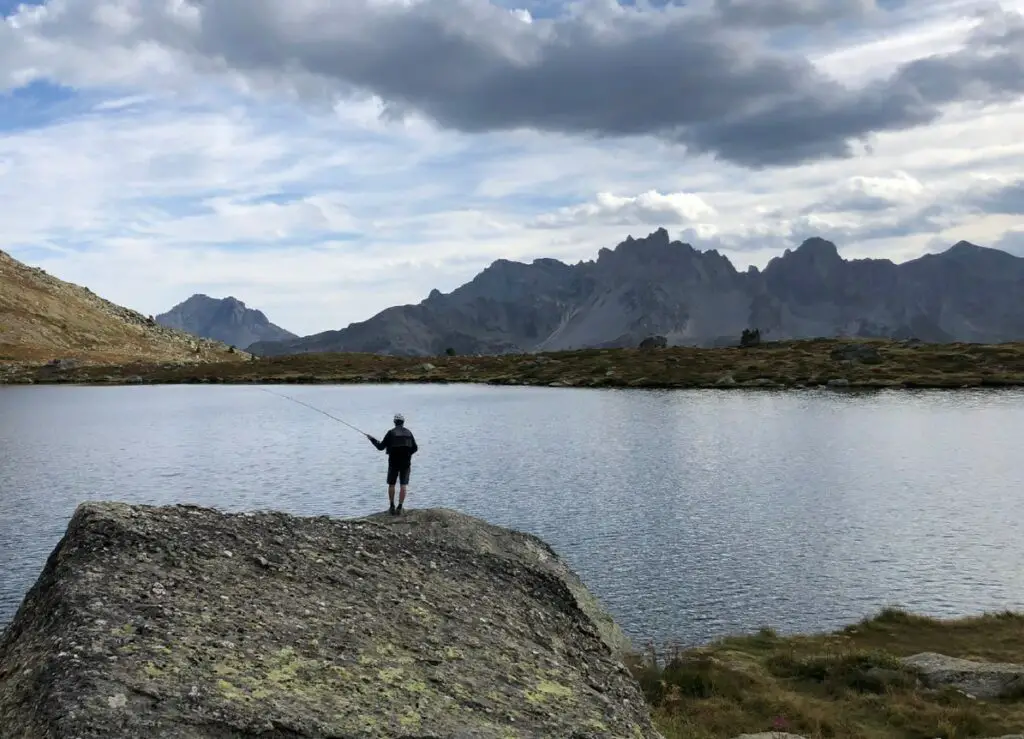 pêche en lac d'altitude dans les Hautes-Alpes