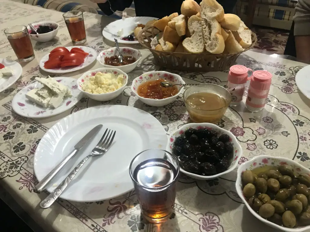petit déjeuner turque au taurus Guest house