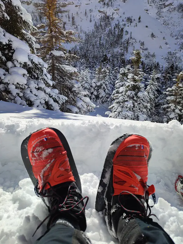 pique-nique au soleil après une matinée de raquettes à neige en turquie