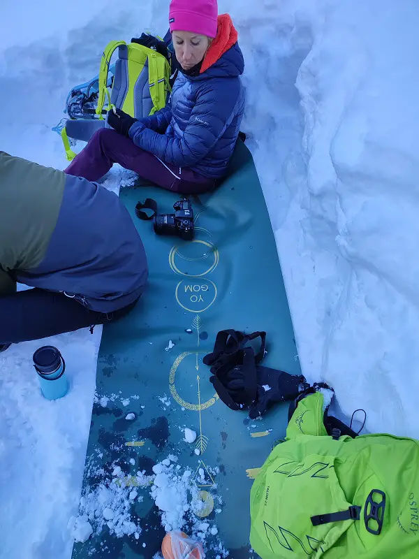 pique-nique avec Tapis Yogom pour nous isoler de la neige