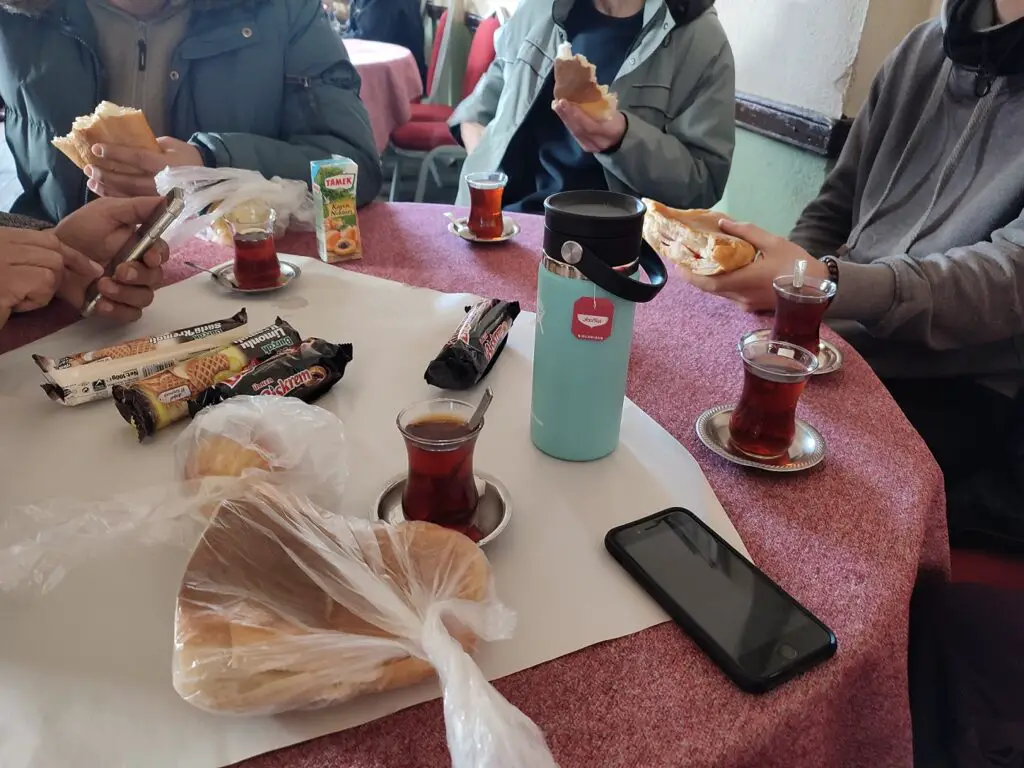 pique-nique du midi dans un café apres une randonnée dans un canyon du massif du Taurus