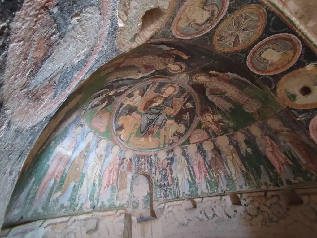 plafond du monastère Haçlı kilise ou l'église à la croix en Turquie à çavusin