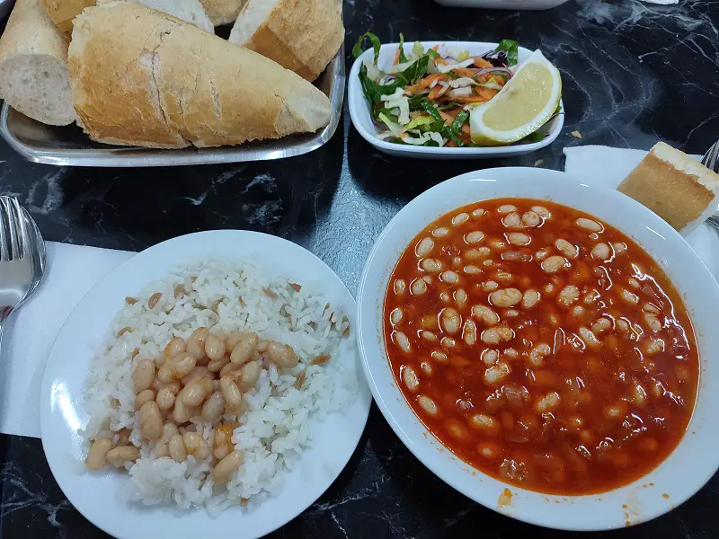 plat local Turc à base de riz et d'haricot blanc