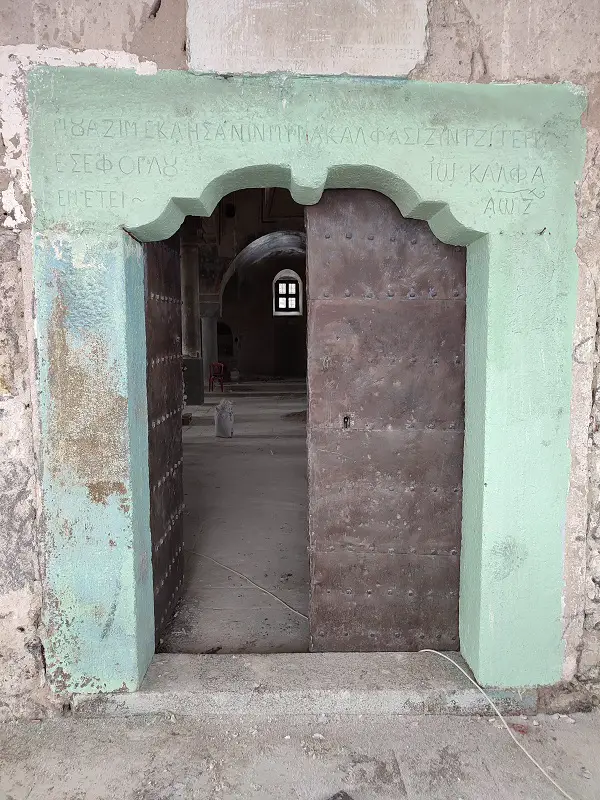 Porte de l'eglise en renovation du village de Yesilburç en Turquie