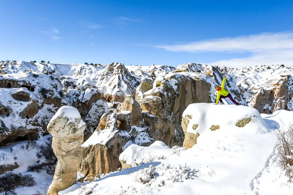 Posture de yoga à Gomeda Vadisi en Cappadoce sous la neige