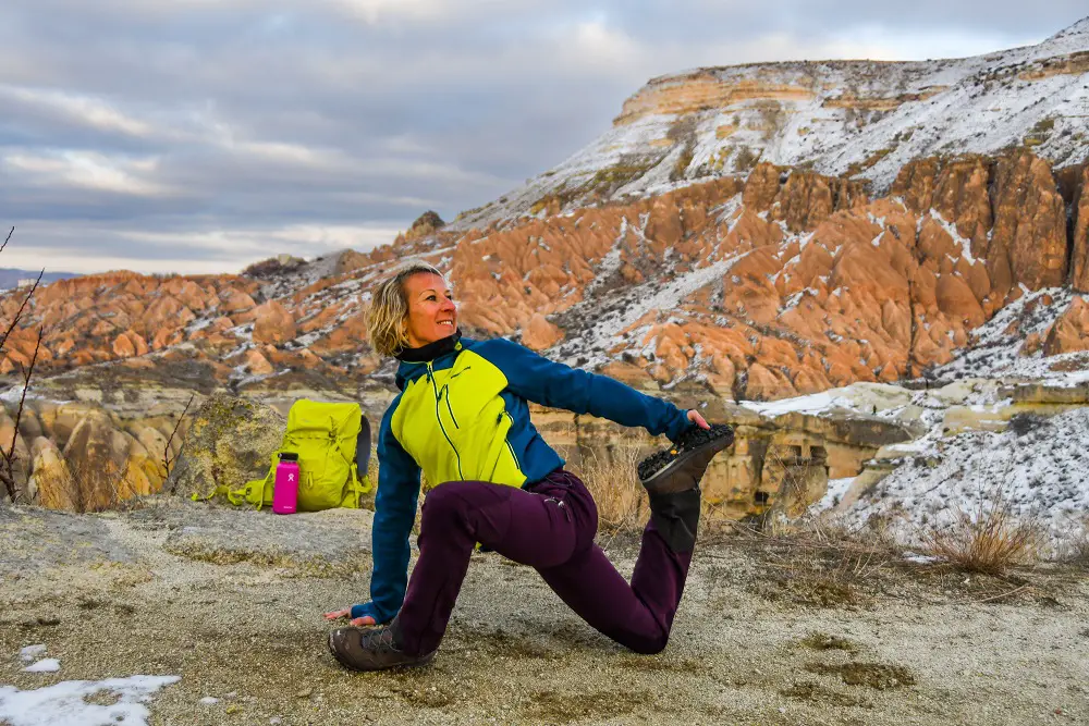 posture de yoga au couché de soleil en cappadoce