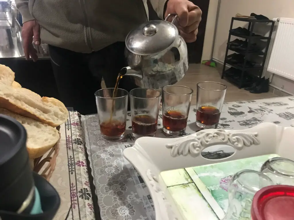préparation du thé turque