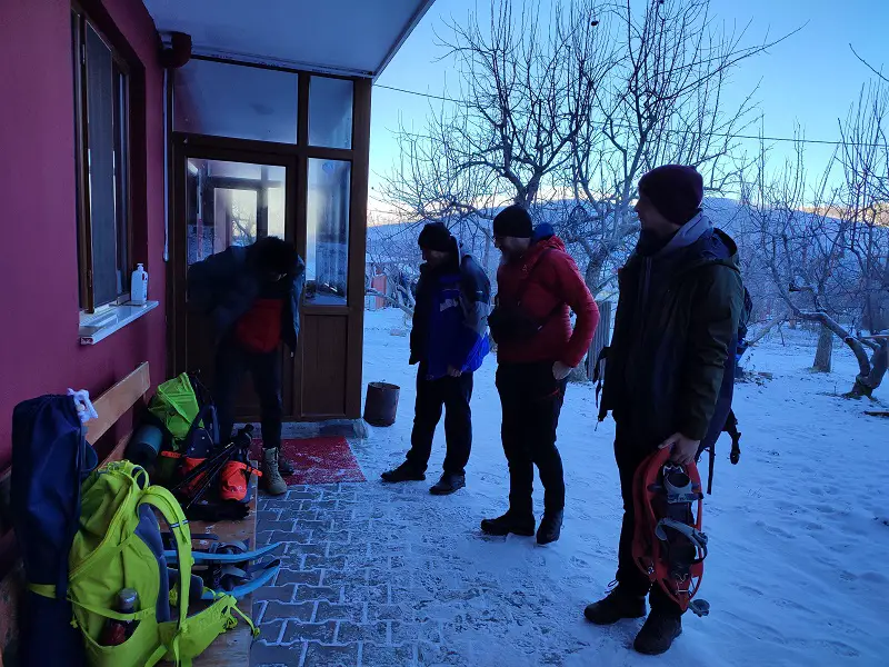 Préparation équipement raquettes à neige avant randonnee dans le Mont taurus