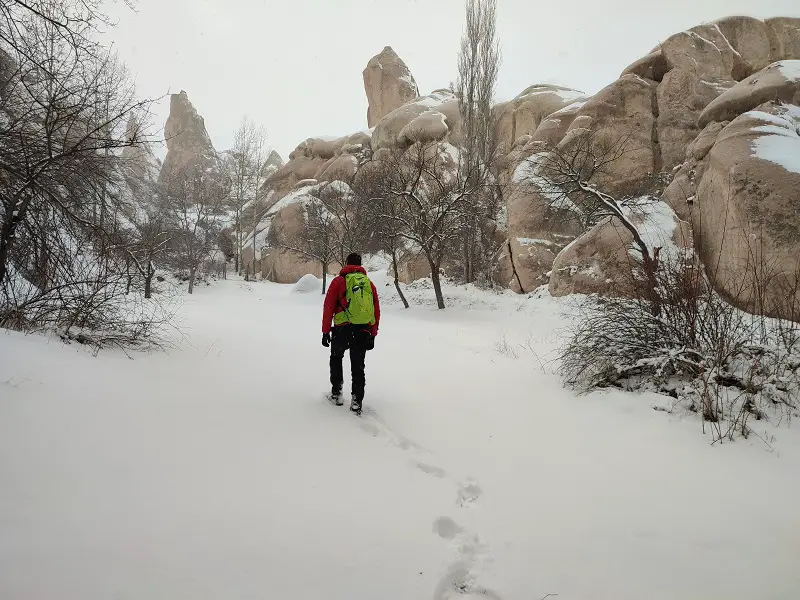 Randonnée dans la neige dans le Zemi valley en Turquie