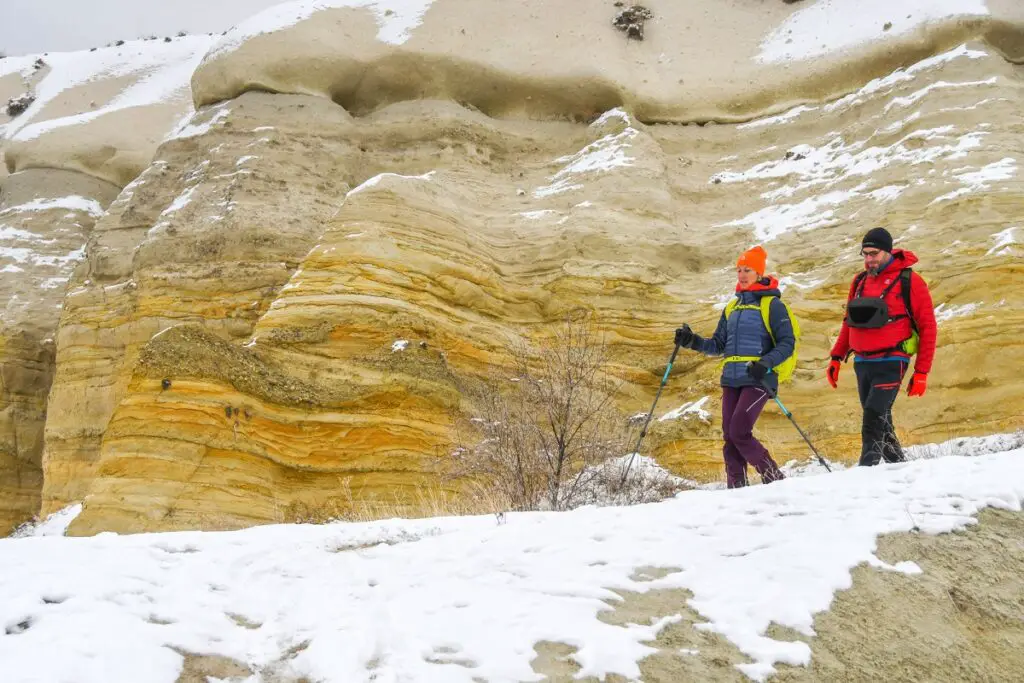 randonnée dans la neige en Cappadoce dans la vallée blanche