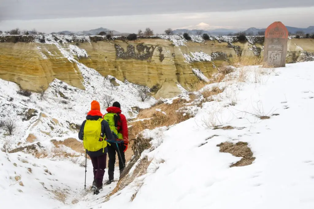 randonnée dans la vallée blanche en Cappadoce l'hiver