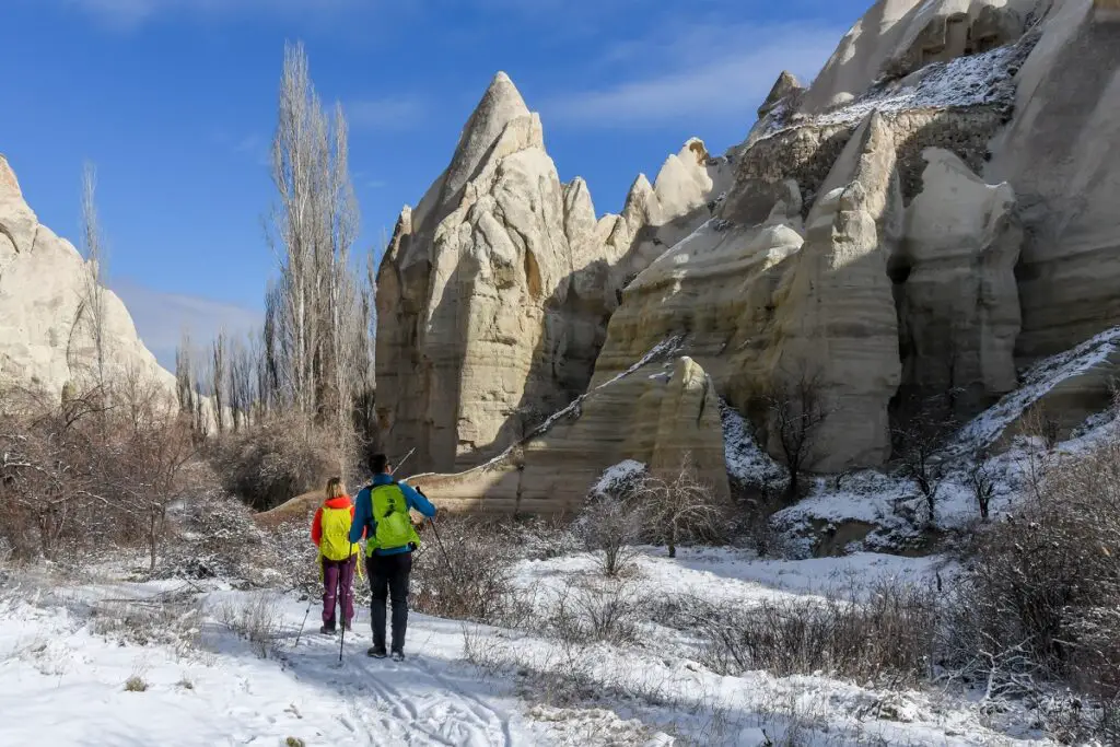 randonnée dans une vallée de cheminées et maison troglodyte en Cappadoce