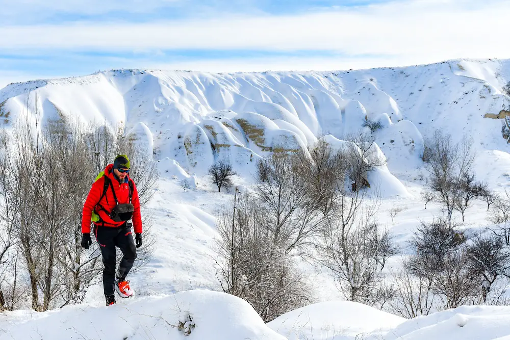 Randonnée en raquettes à neige dans les Cappadoces dans le canyon de Ürgüp y Ali Yolu en Turquie