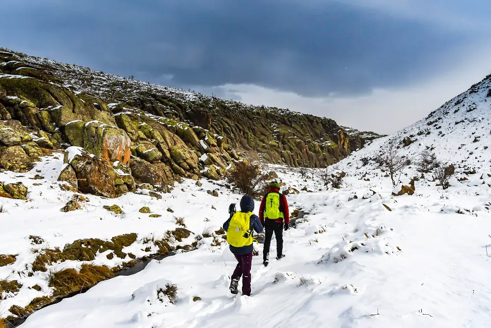 randonnée sous la neige à Zondi Creek près de Nigde en Turquie