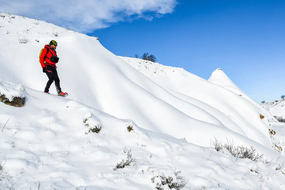 Raquettes à neige en turquie dans les Cappadoces dans le canyon de Ürgüp y Ali Yolu