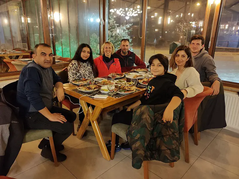 Repas avec la famille de Cevdet de l'agence de voyage Samistal Travel