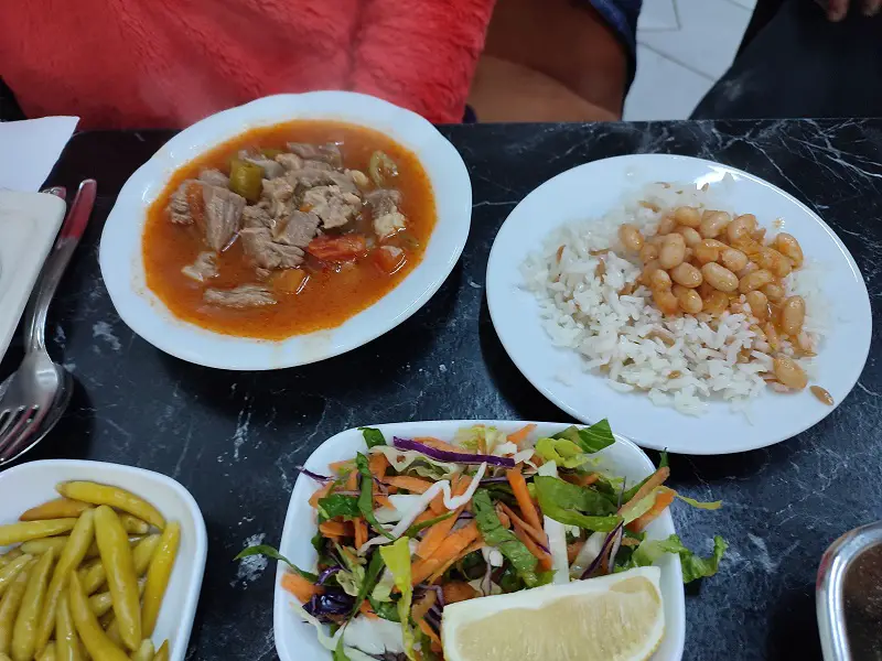 repas typique turc avec viande d'agneau riz et haricot blanc