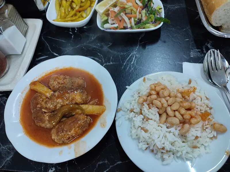 repas typique turc avec kefte de viande riz et haricot blanc