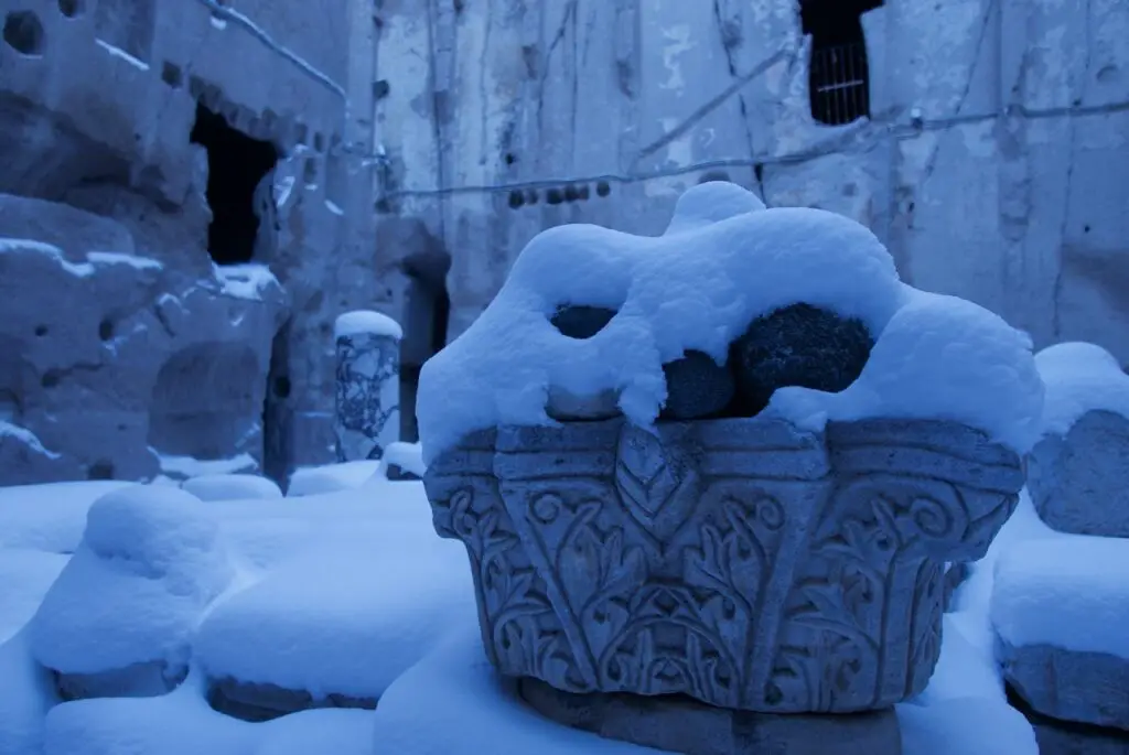 sculpture d'une pierre au monastere de Gümüsler dans la région de Nigde en Turquie