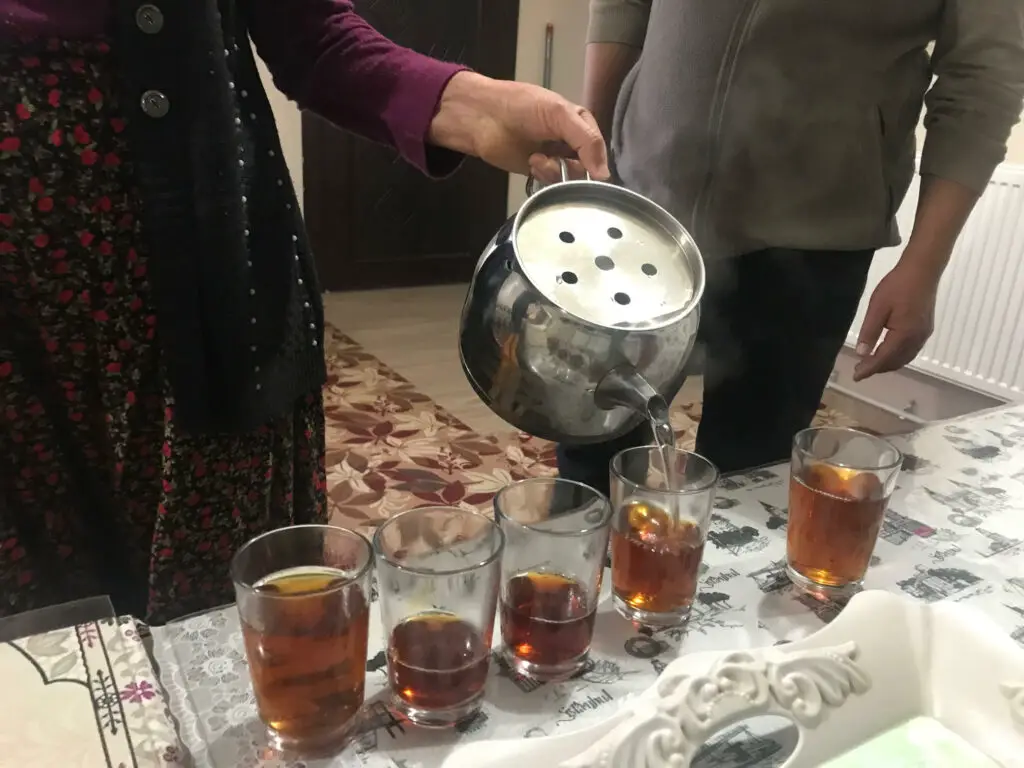 service du thé turque en 2 étapes