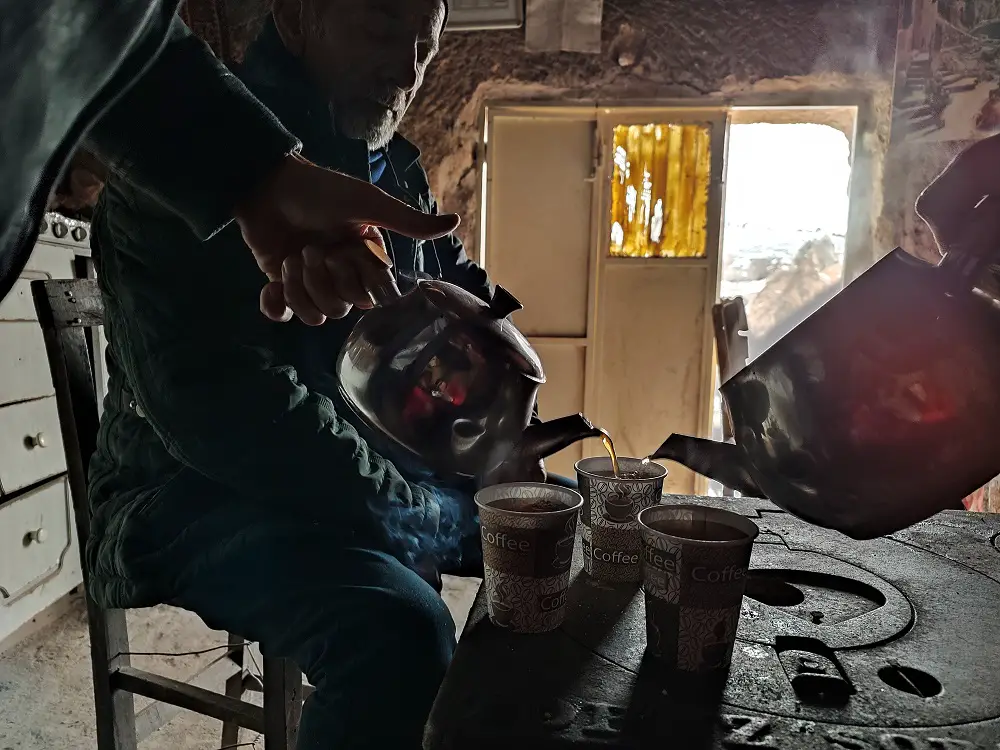 Service du thé Turque en Cappadoce au vieux village de çavusin