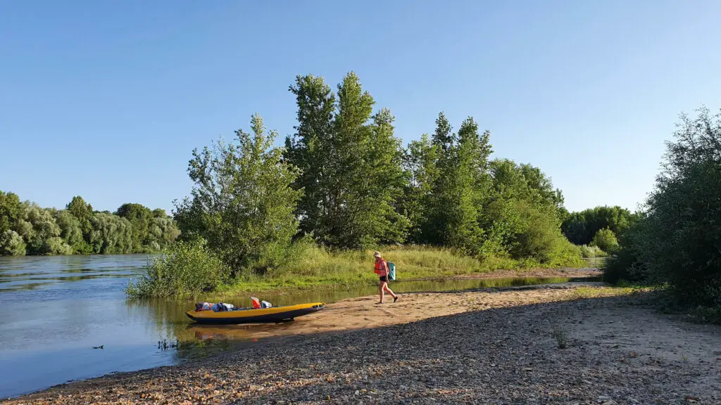 Sur un îlot lors de notre descente de la Loire en kayak, une aventure en couple engagée