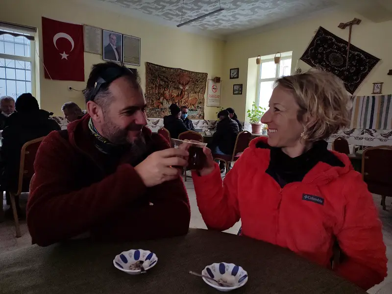 thé au café à Yesilburç en Turquie