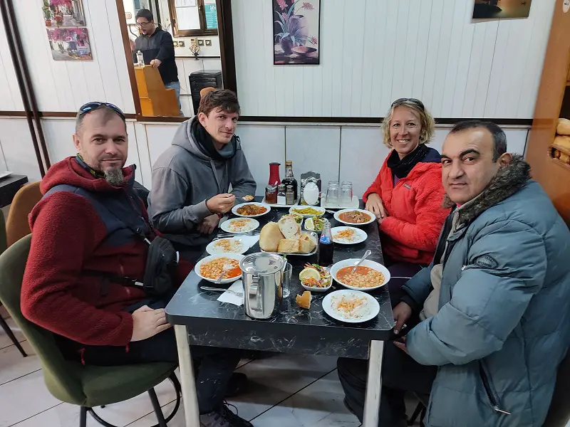 Toute l'équipe au restaurant de Bolkepçe Lokantasi à Nigde