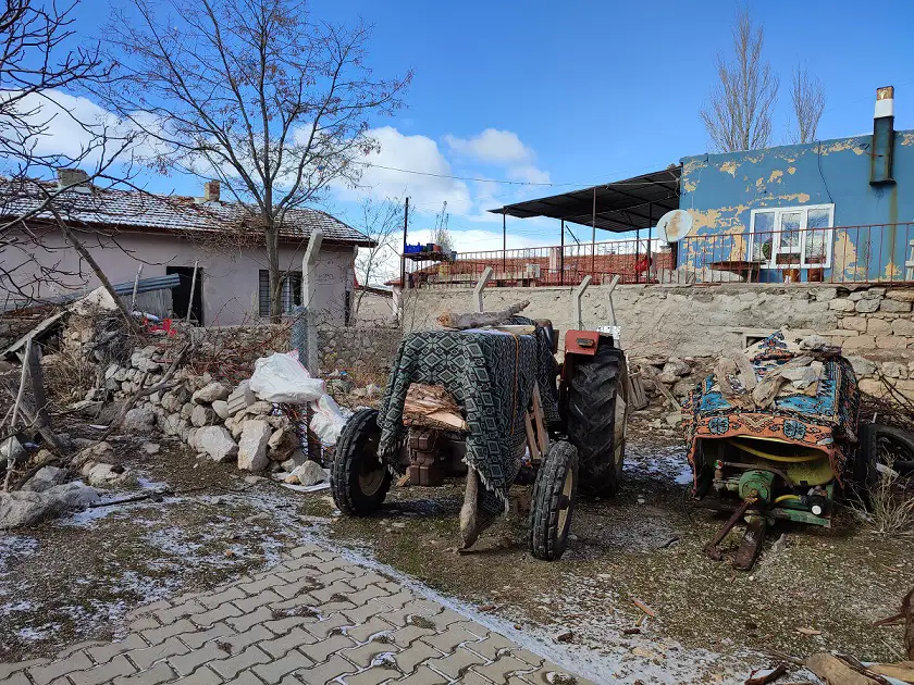 Tracteur dans un village agricole de Turquie