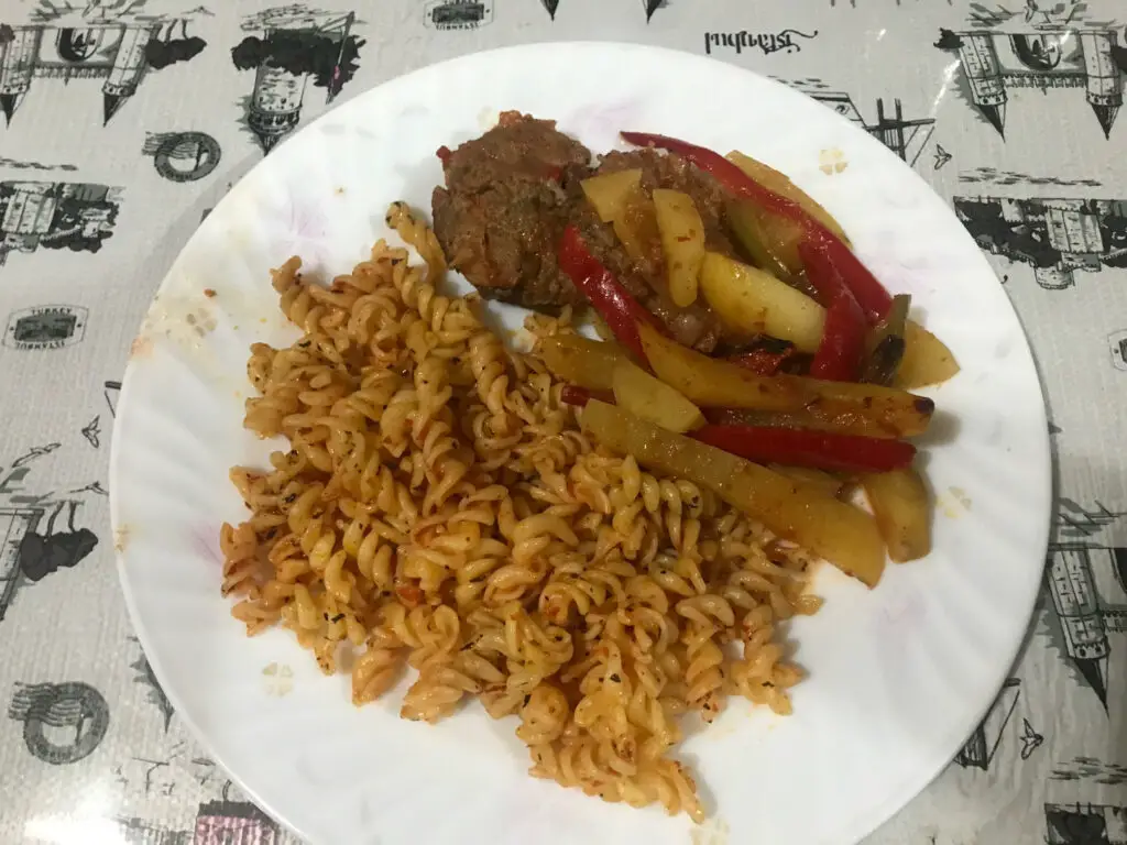 viande kefte mélange de viande de bœuf haché avec des épices mélangé avec un peu de pain et pommes de terres cuites au four