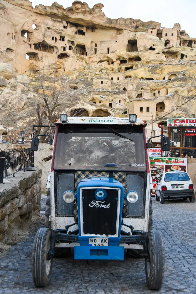 vieux tracteur Ford au village de çavusin en Cappadoce en turquie