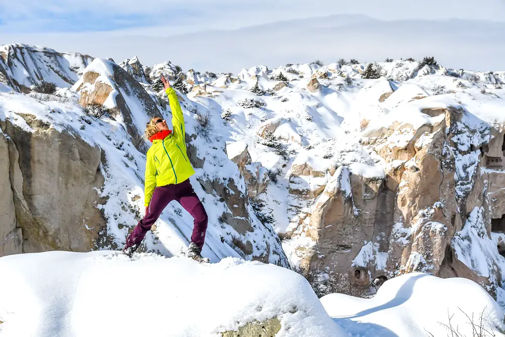 yoga à Gomeda Vadisi en Cappadoce sous la neige