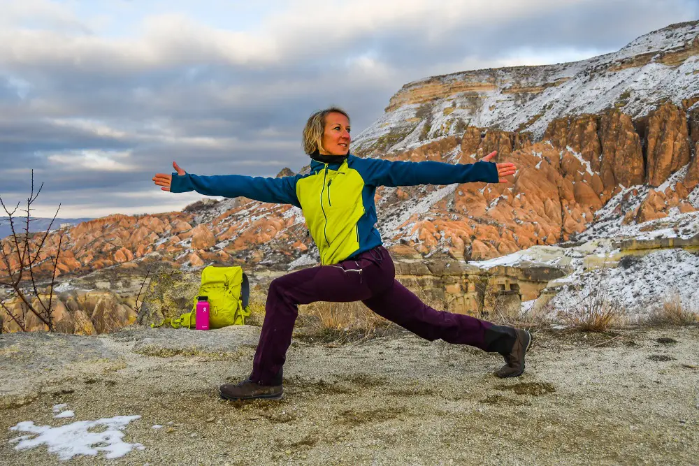 yoga au couché de soleil en cappadoce Turquie