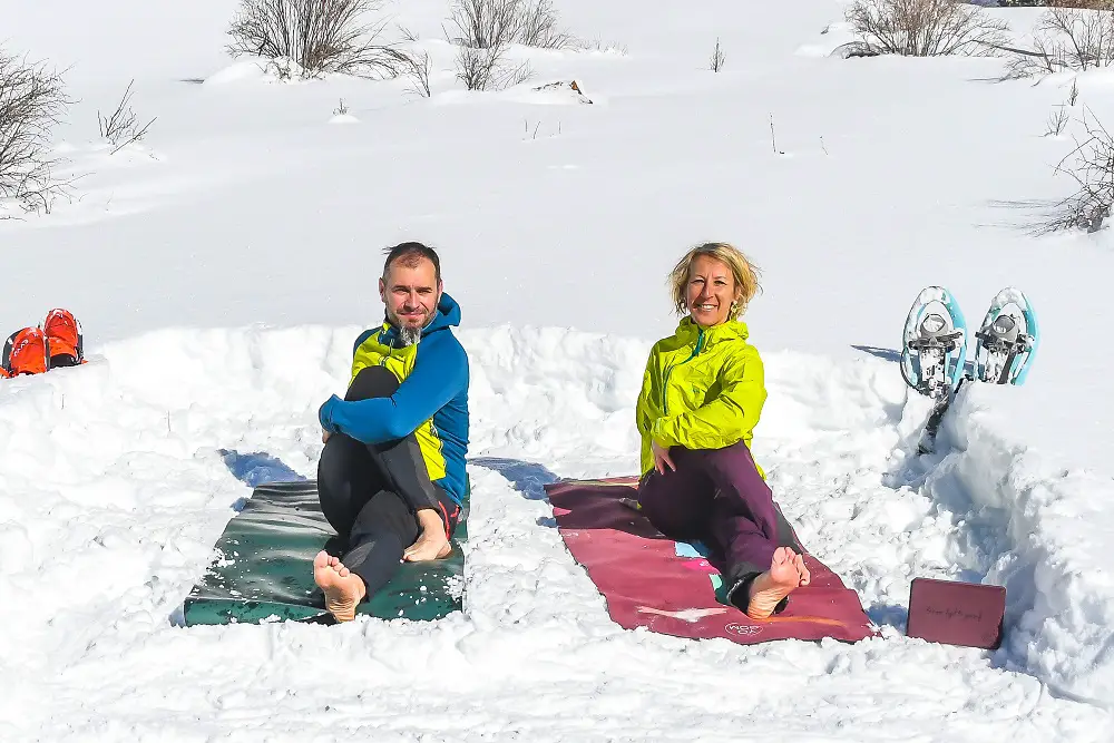 yoga avec tapis sur la neige lors d'un voyage en Turquie