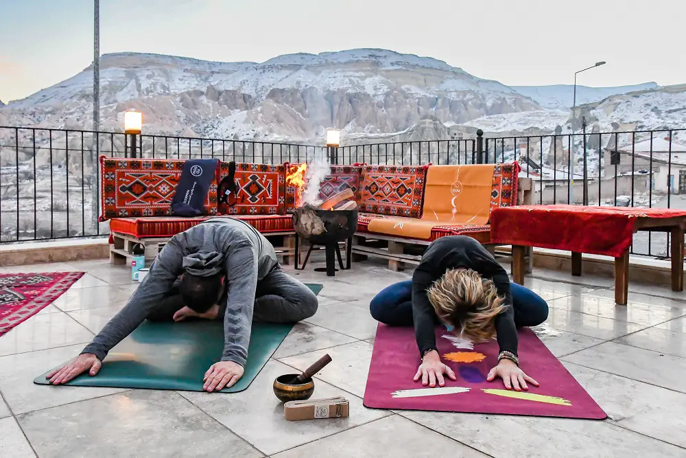 Yoga en Turquie avec la variante de la position de l'enfant