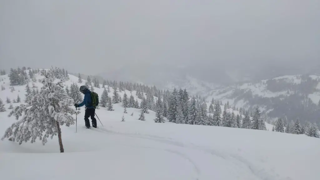 Veste dhakmar de Trangoworld testé au Kosovo en ski de randonnée