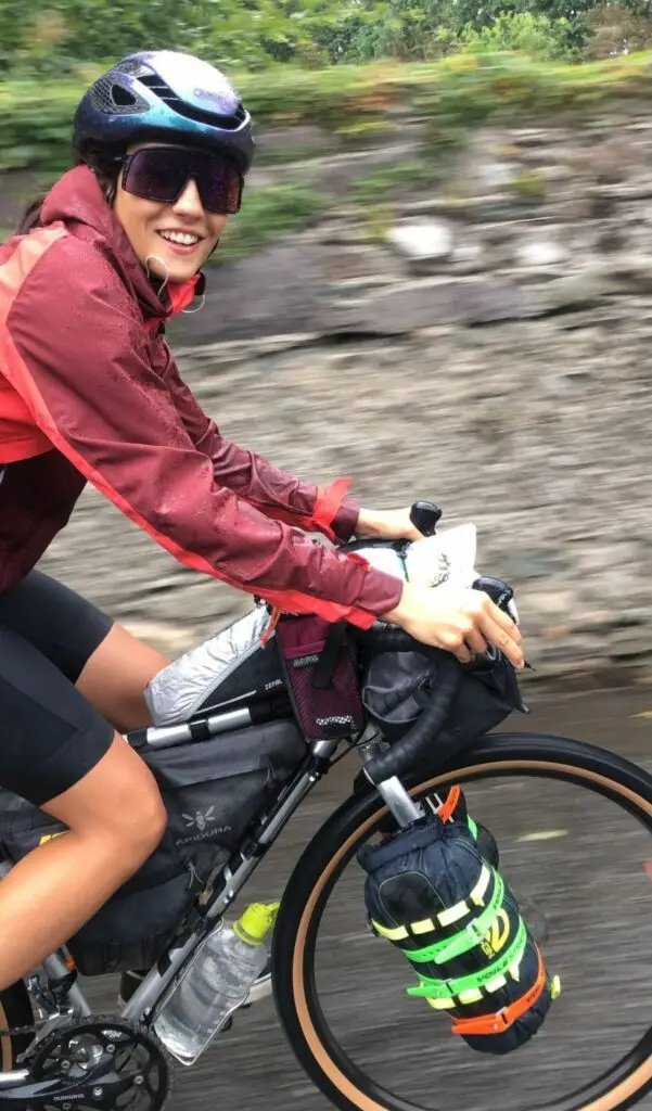 Angèle Paty à vélo sous la pluie en Irlande