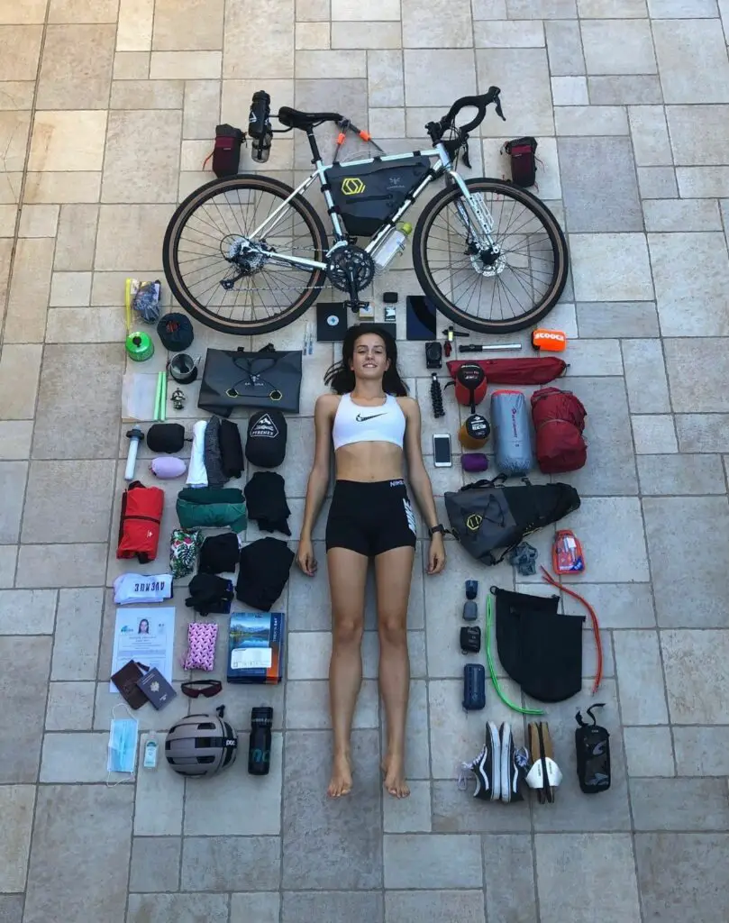 L'ensemble du matériel bikepacking avant le départ