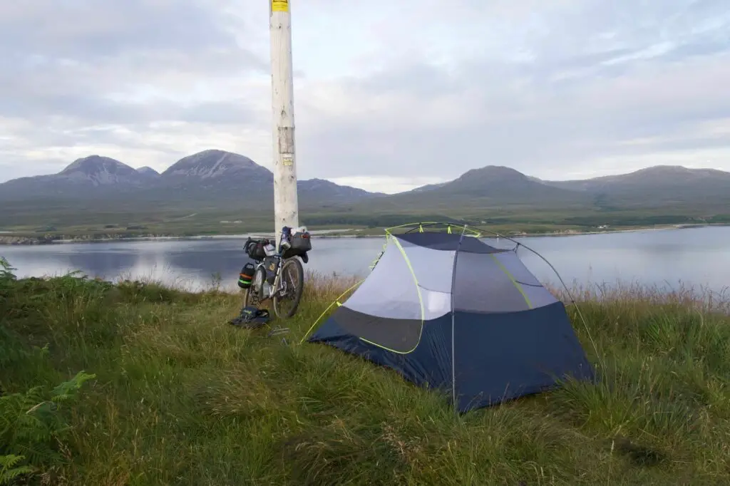 Bivouac sur l'île d'Islay en voyage bikepacking