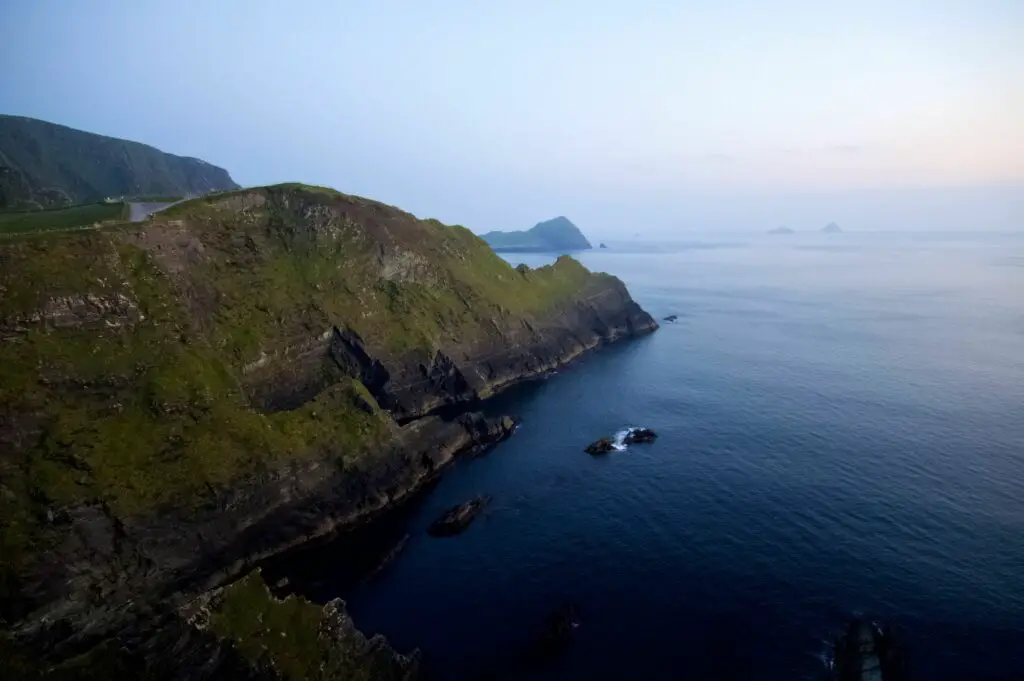 Les falaises du Kerry et les Îles Skellig au loin