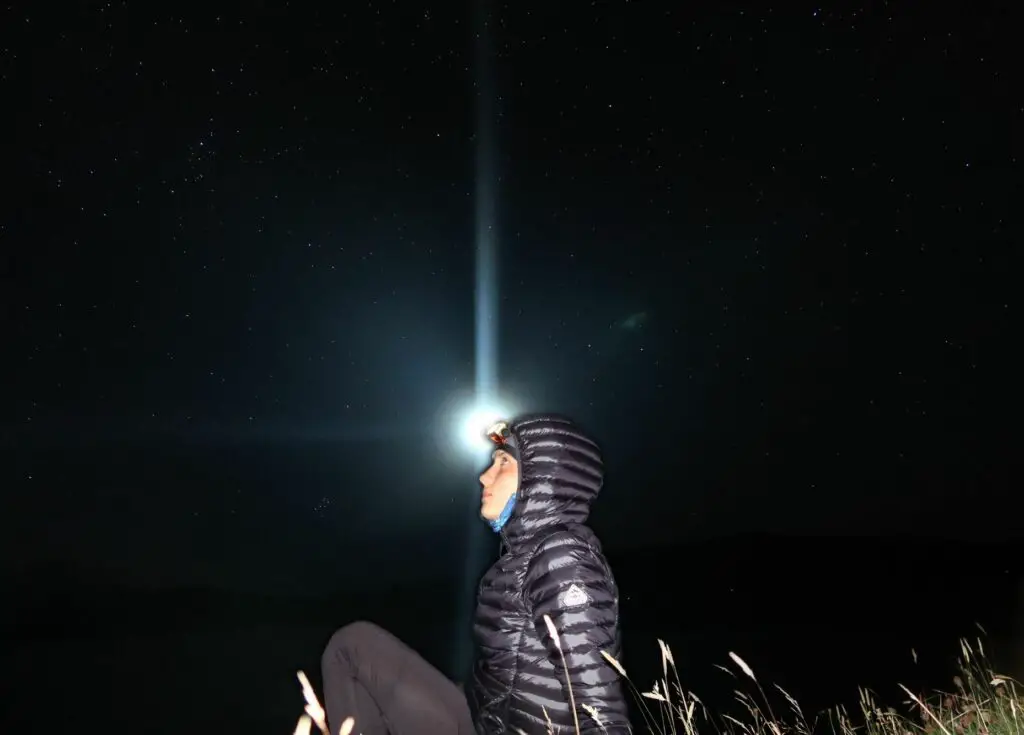 Test de la lampe Stoots et doudoune Pyrenex sous le ciel étoilé d'Harris en Ecosse