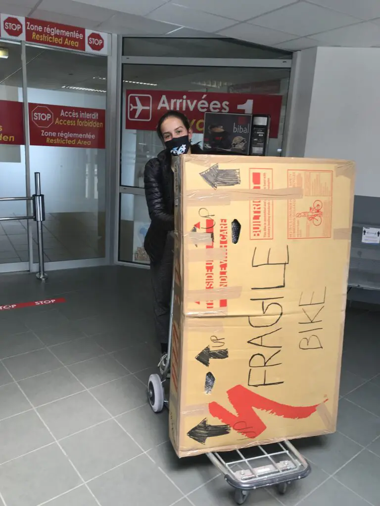 Retour en avion avec le vélo dans le carton 