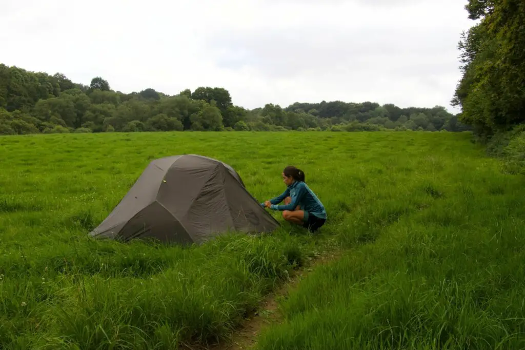 Bivouac sauvage en tente Nemo en Bretagne