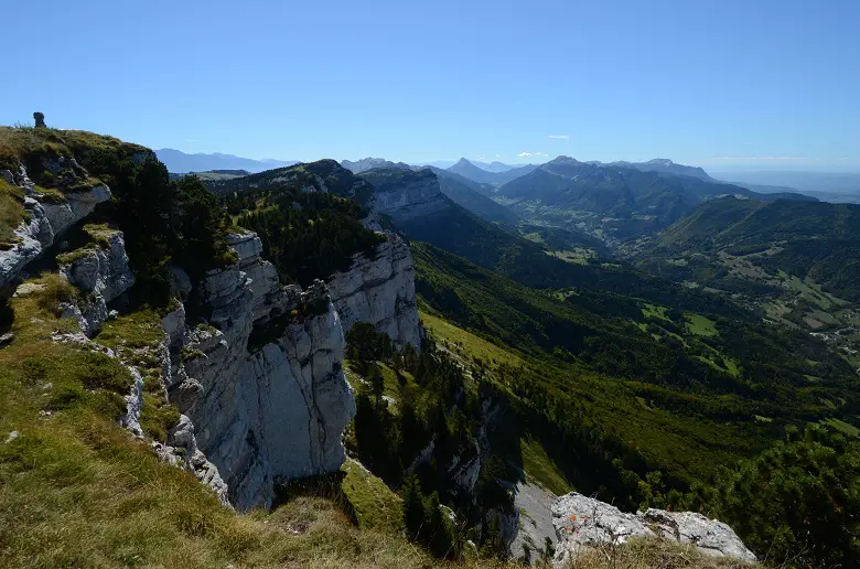 Vue sur la vallée du Drac en descendant du sommet du Vieux Chaillol