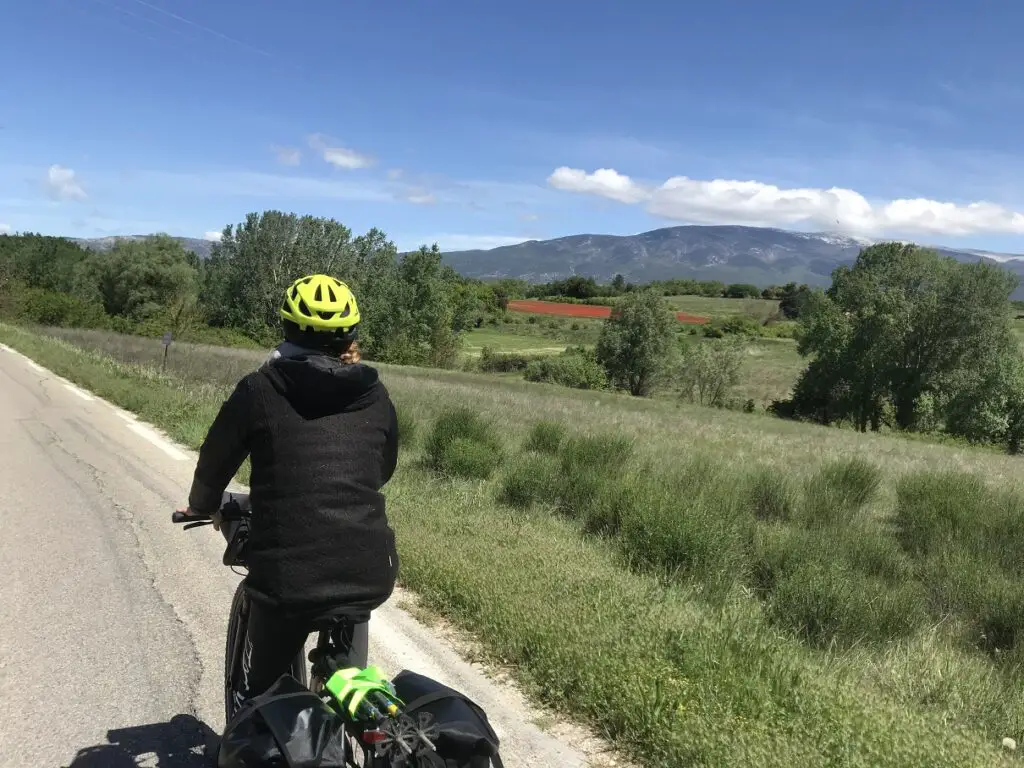 A quelques km en vélo du village de Bédoin avec le Mont Ventoux qui nous observe