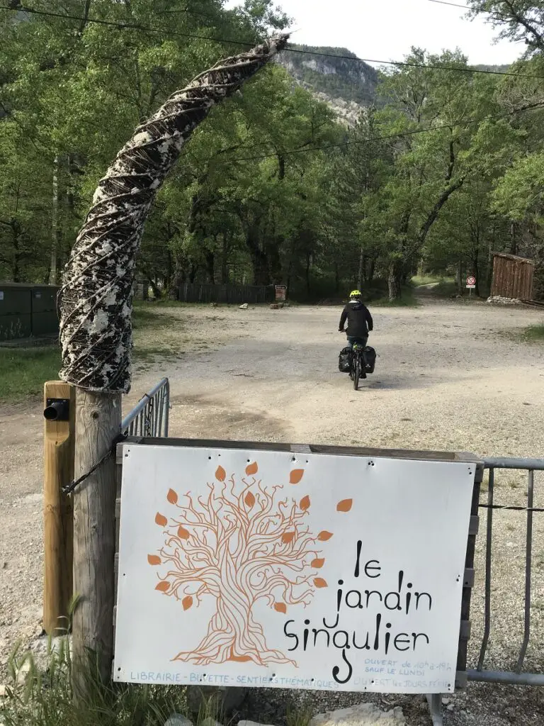 arrivé en vélo au jardin singulier de Saint-Léger-du-Ventoux avant l'ascension à pied du Mont Ventoux