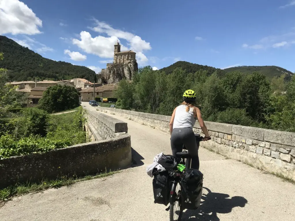 arrivée en vélo à la chapelle Notre-Dame-de-Consolation à Pierrelongue