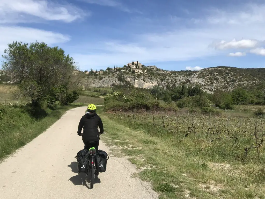 Arrivée en vélo au village de Méthanis