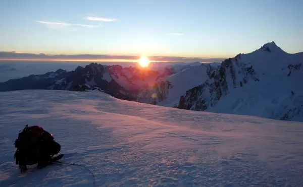 Ascension du Mont-blanc au Lever du soleil sur le Dôme