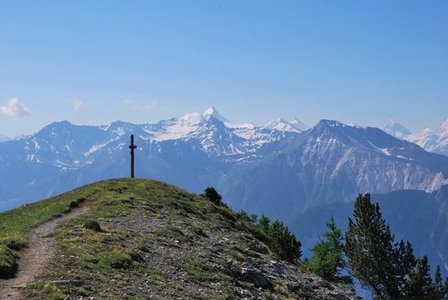 Au bout du paysage un sommet enneigé dans les alpes de la via alpina